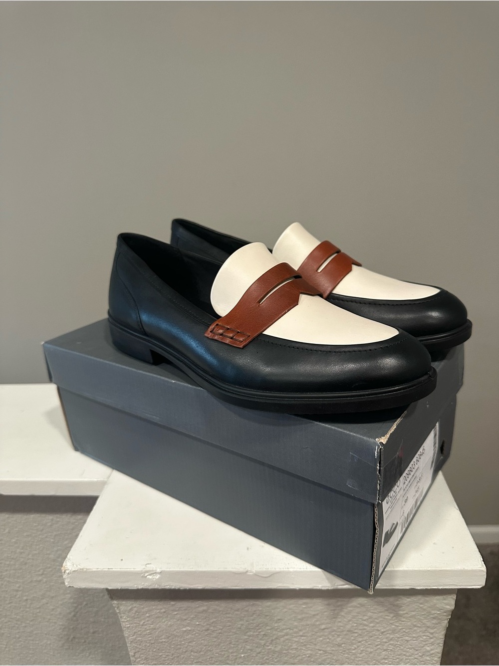 Ecco 8.5 Black, Cream & Brown Women’s Leather Penny Loafers